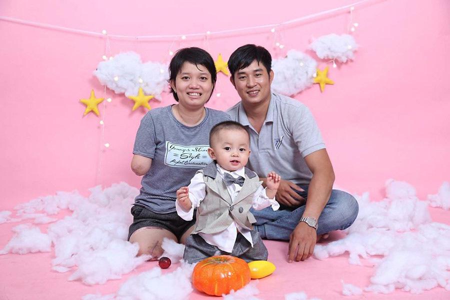 Vợ con mất chưa được 49 ngày, chồng công khai tình tứ người mới-4