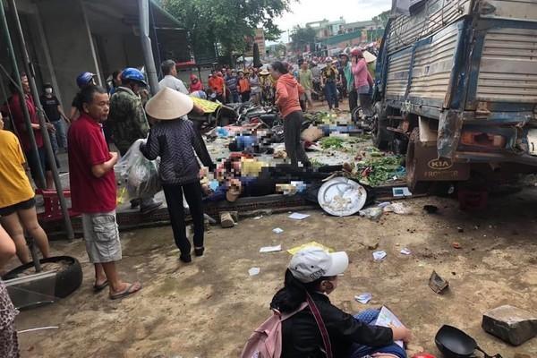 Clip: Khoảnh khắc xe tải lao kinh hoàng vào chợ làm 5 người chết, nhiều người bị thương-1