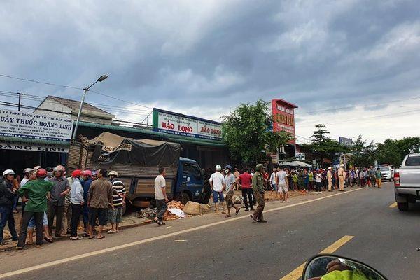 Clip: Khoảnh khắc xe tải lao kinh hoàng vào chợ làm 5 người chết, nhiều người bị thương-4