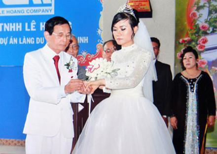 Đại gia Việt sắm siêu giường 6 tỷ đồng tặng vợ trẻ kém 55 tuổi-1