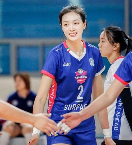 Hoa khôi bóng chuyền cao 1,88 m và tình yêu đẹp với bạn trai 2,01 m-1