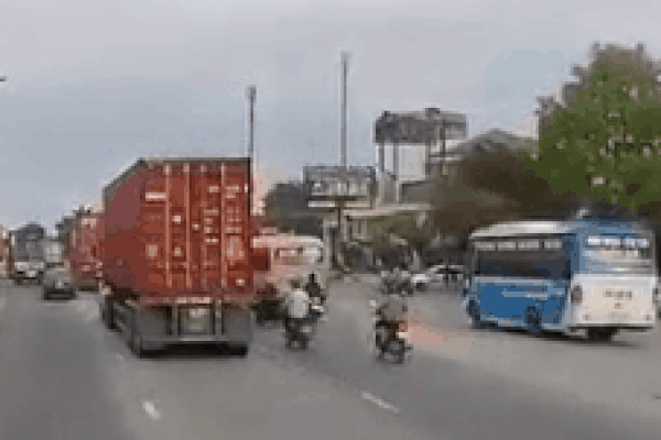 Clip: Người phụ nữ 'thoát chết trong gang tấc' ngay dưới bánh xe container