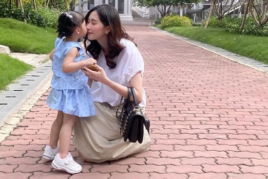 Hoa hậu Đặng Thu Thảo lấy lại vóc dáng thon gọn sau sinh