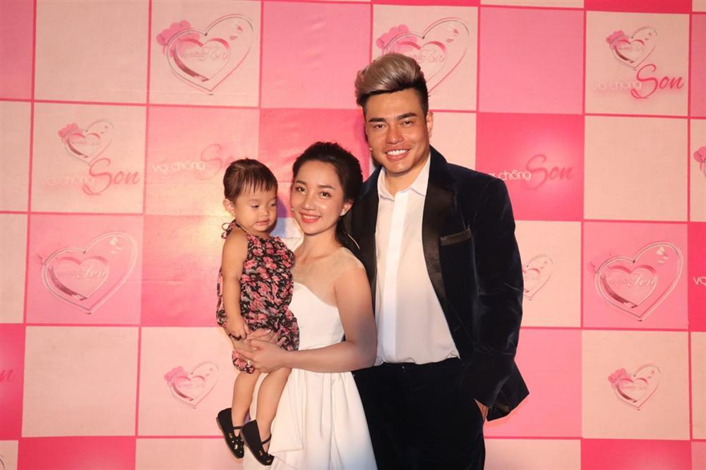 Vợ Lê Dương Bảo Lâm: Hotgirl xinh đẹp tình nguyện làm người đàn ông cho chồng-7