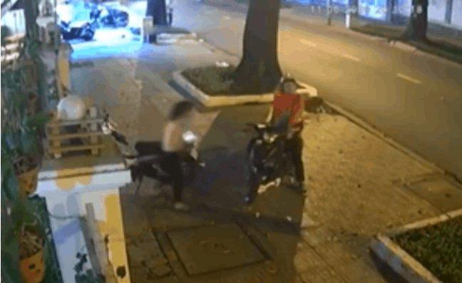 Clip: Thanh niên vờ hỏi đường đánh lạc hướng cô gái, đồng bọn phía sau giở trò bẩn-1