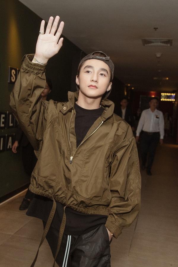 CLIP: Sơn Tùng M-TP diện cả cây đen chất ngầu, khiến fan Đà Nẵng náo loạn-2