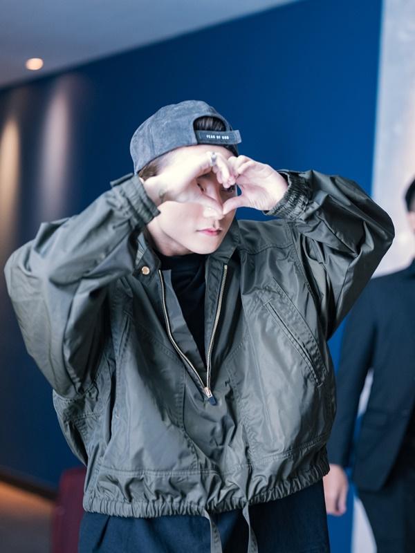 CLIP: Sơn Tùng M-TP diện cả cây đen chất ngầu, khiến fan Đà Nẵng náo loạn-6