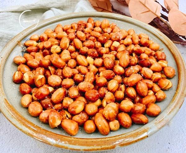 Làm lạc rang muối đừng cho ngay dầu vào, thêm một bước nữa lạc giòn 1 tuần không ỉu-1