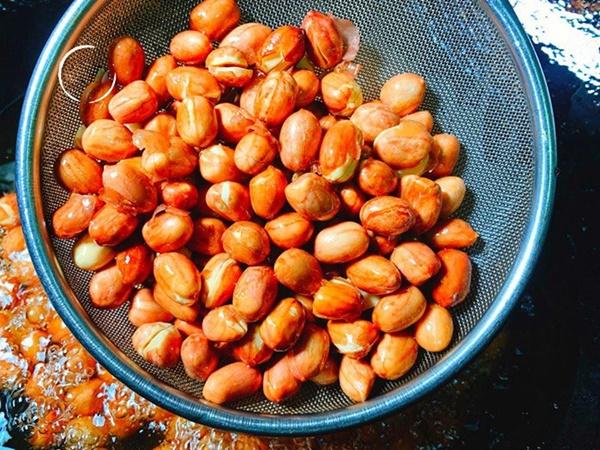 Làm lạc rang muối đừng cho ngay dầu vào, thêm một bước nữa lạc giòn 1 tuần không ỉu-4