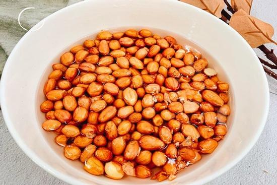 Làm lạc rang muối đừng cho ngay dầu vào, thêm một bước nữa lạc giòn 1 tuần không ỉu