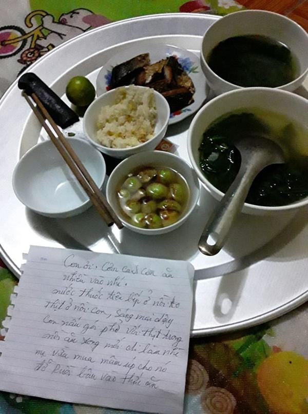 Mâm cơm giản dị chỉ với một món mặn, nhưng dòng chữ mẹ nhắn gửi khiến dân mạng rưng rưng-2