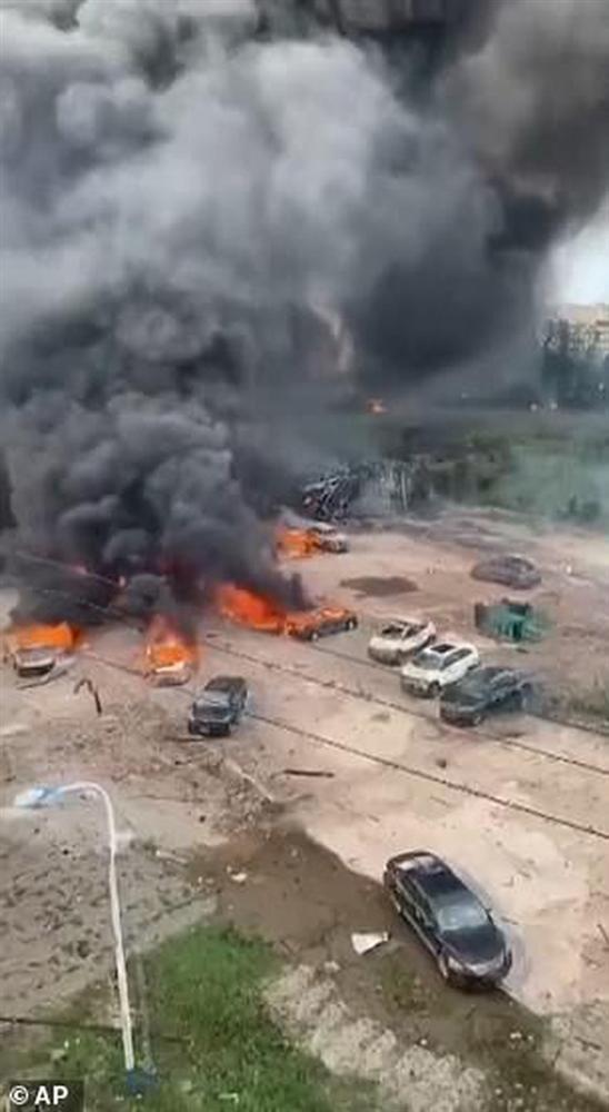 Clip: Ô tô bắn tung lên trời sau vụ nổ xe bồn làm 14 người chết ở Trung Quốc-3