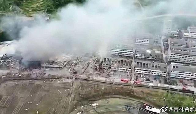 Clip: Ô tô bắn tung lên trời sau vụ nổ xe bồn làm 14 người chết ở Trung Quốc-1