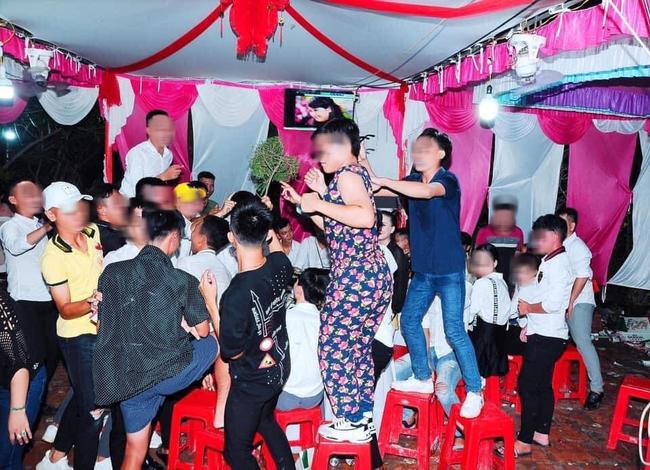 Chết cười: Bạn thân toàn là đàn ông lại diện đồ ngủ phụ nữ già chát chúa đi ăn cưới-2