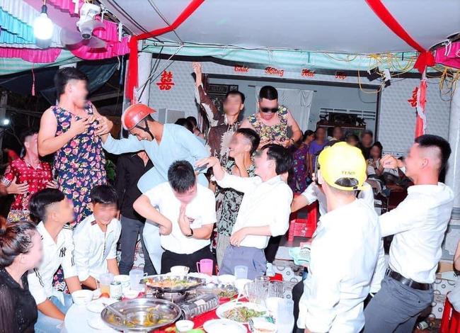 Chết cười: Bạn thân toàn là đàn ông lại diện đồ ngủ phụ nữ già chát chúa đi ăn cưới-3