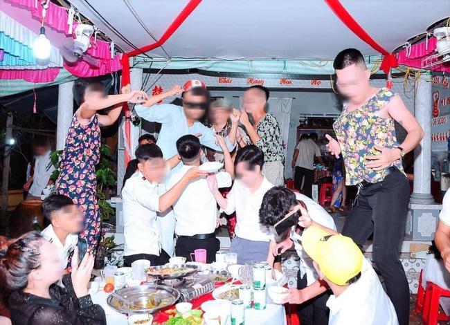 Chết cười: Bạn thân toàn là đàn ông lại diện đồ ngủ phụ nữ già chát chúa đi ăn cưới-4