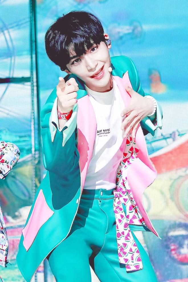 Cụ thể, một đoạn ghi âm cuộc trò chuyện của Hwa Young với bạn gái cũ đã bị rò rỉ trên mạng. Trong đó, nam ca sĩ chê người hâm mộ là 