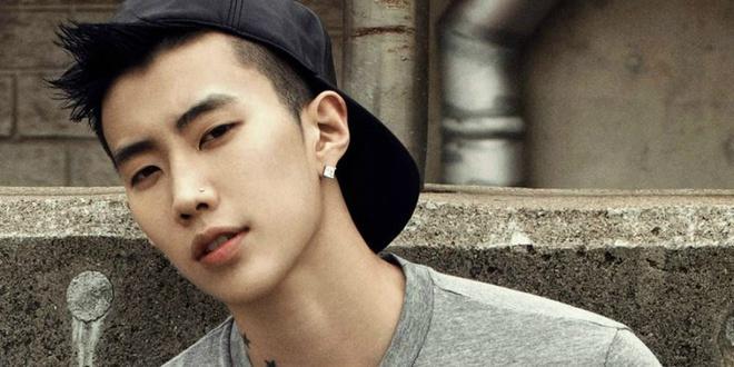 Jay Park - 2PM: Jay Park từng là trưởng nhóm kiêm vũ công chính của nhóm 2PM. Khi nhóm nhạc nhà JYP đang trên đà thành công với hit Again And Again, tháng 9/2009, nam rapper bị phát hiện từng miệt thị Hàn Quốc trên mạng xã hội My Space. Những lời nói không hay này được viết từ năm 2005 - thời điểm anh mới từ Mỹ tới Hàn để làm thực tập sinh. Khán giả xứ kim chi vô cùng phẫn nộ trước hành động trong quá khứ của Jay Park, liên tục yêu cầu anh rời khỏi showbiz và tự kết liễu cuộc đời.