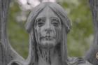 Bức tượng 'khóc ra nước mắt đen' bí ẩn trong nghĩa trang