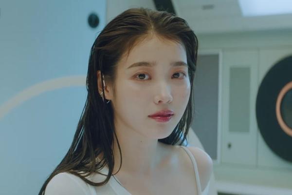 Điểm lại những lần vung tiền mua quà tặng cả Kpop của nữ đại gia IU-1