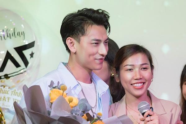 Isaac hỏi về thời tiết nhưng fan u mê cứ khen đẹp trai-11