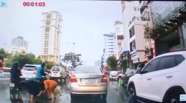 Clip: Thanh niên dừng xế hộp giữa đường để thó chùm vải của cô bán hàng rong gặp nạn-3