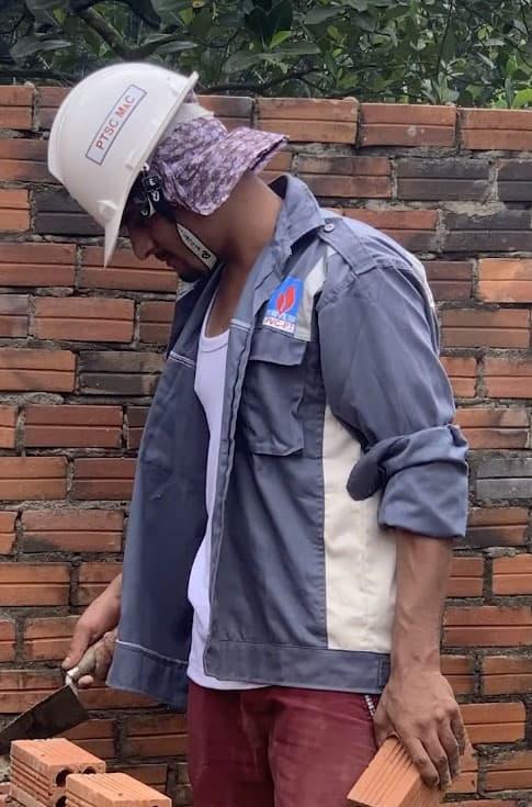 Cô dâu 65 tuổi ở Đồng Nai đăng ảnh chồng trẻ làm phụ hồ, đập nát nghi vấn yêu vì tiền-1