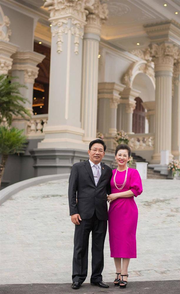 Dân mạng xuýt xoa nhan sắc nữ chủ nhân tòa lâu đài 7 tầng to vật vã ở Nam Định-7