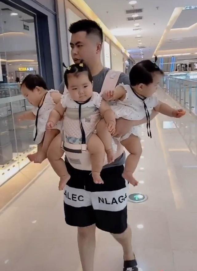 Nhìn ông bố ba đầu sáu tay đưa con đi chơi, hội chị em bất chấp muốn cướp về làm chồng-1