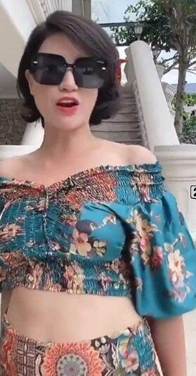 Ngọc Trinh - Trang Trần cặp chị em có vòng eo không đội trời chung chênh nhau cả nửa mét-6