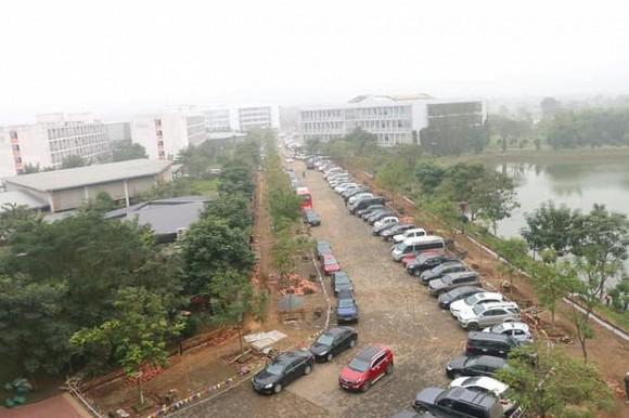 Dàn ô tô đắt tiền sương sương đi họp phụ huynh khiến dân tình chóng mặt-3