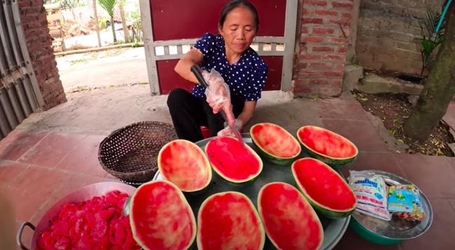 Bà Tân Vlog bị chê để móng tay bẩn làm đồ ăn, nhưng lời giải thích mới thực sự đi vào lòng người-1