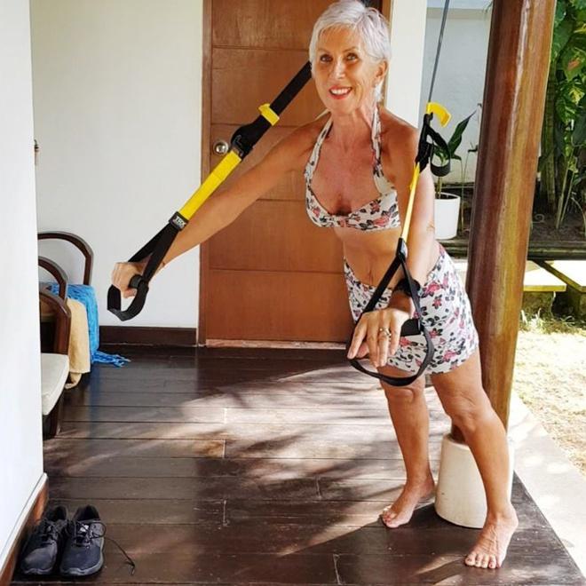 Nữ người mẫu vẫn giữ được vóc dáng thon gọn ở tuổi 62-4