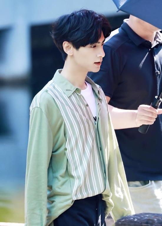 Nam diễn viên có thân hình mỏng manh, gương mặt vốn nhỏ đến mức các bạn diễn nữ cũng ghen tỵ nay còn nhỏ hơn.