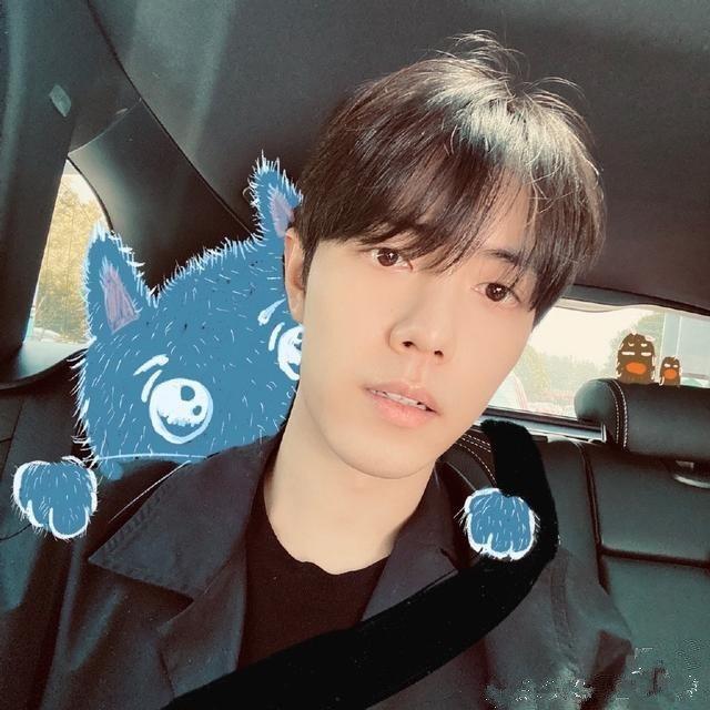 Trong bức ảnh selfie mới nhất Tiêu Chiến đăng tải lên mạng xã hội, trông nam diễn viên gầy đi với gương mặt dài và nhiều góc cạnh hơn.