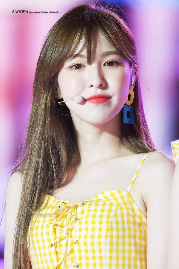 Red Velvet Wendy: Wendy là giọng ca chính của Red Velvet. Tông giọng cao vút của nữ thần tượng chính là điểm nhấn trong mỗi bài hát. Vừa qua, Wendy bị chấn thương nên phải tạm dừng hoạt động một thời gian, các thành viên khác rất khó để hát thay phần Wendy.