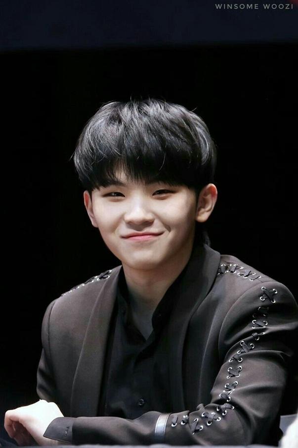 SEVENTEEN Woozi: Sở hữu vóc dáng nhỏ con, song Woozi lại được coi là người quyền lực nhất SEVENTEEN. Nam thần tượng là nhà sản xuất chính của nhóm, tất cả các ca khúc của SEVENTEEN cho đến nay đều mang đậm bản sắc riêng của Woozi. Đồng thời cậu cũng là cây hút fan nhờ tính cách đáng yêu, dễ mến.