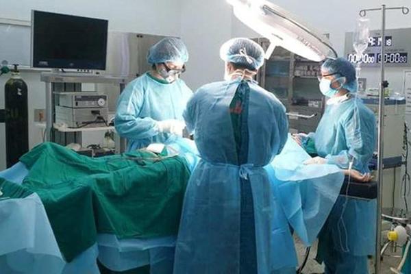 Phẫu thuật cấp cứu bệnh nhân bị gãy dương vật do sở thích quái lạ-1