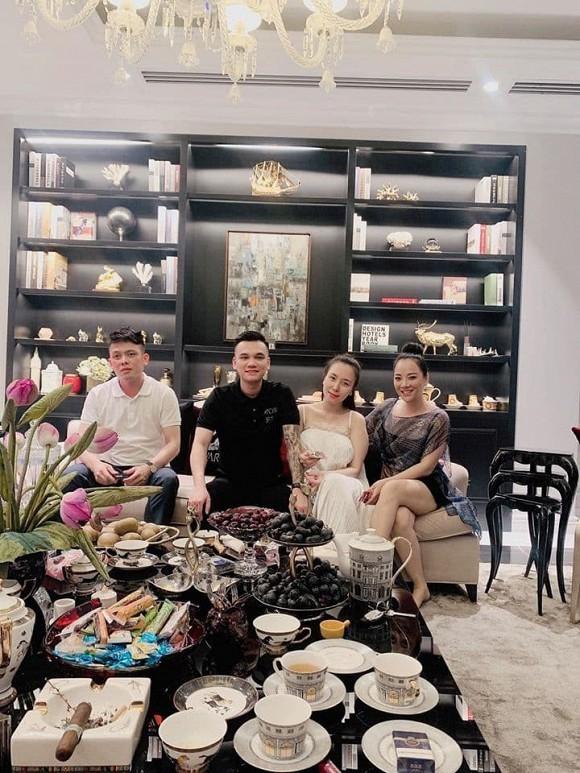 Sau khẩu chiến dữ dội, Khắc Việt lặng lẽ ẩn mình - Khắc Tiệp vi vu sang chảnh-2