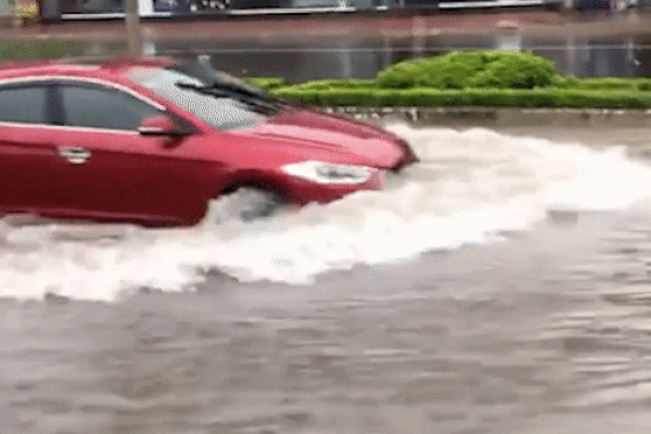 Clip: Tài xế liều lĩnh lái ô tô đoạn đường ngập nước và nhận cái kết 'mặn đắng'