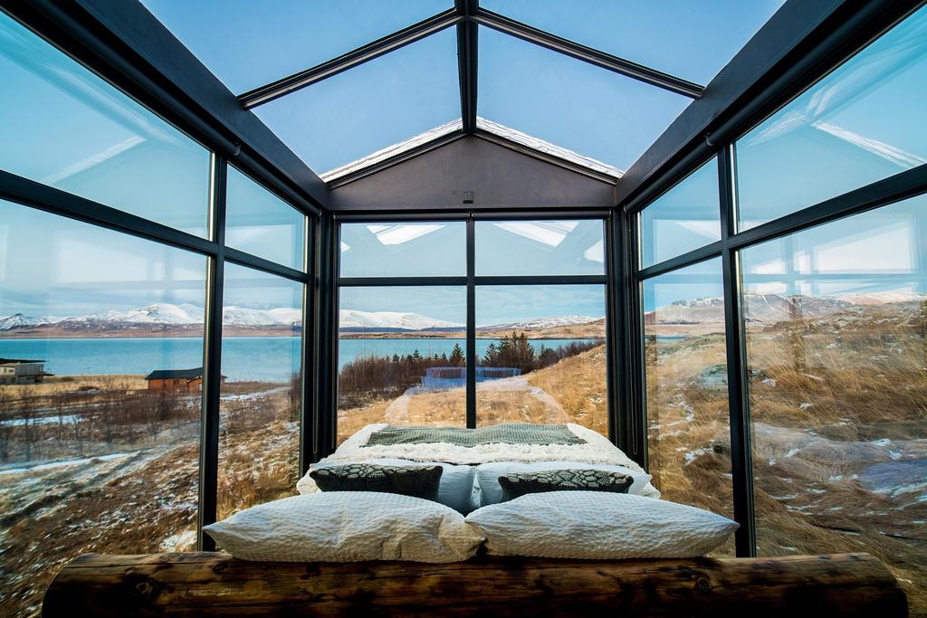 Panorama Glass Lodge (Iceland): Nơi đây sở hữu 3 phòng cabin nằm giữa vùng phía Tây và Nam Iceland. Địa điểm cách thành phố Reykjavik chưa đầy 2 tiếng, tầm nhìn hướng ra khung cảnh vịnh và núi lửa hùng vĩ. Bạn sẽ có cơ hội thư giãn trong bồn tắm nước nóng và ngắm nhìn bầu trời đêm qua lớp kính trong suốt khi ngủ tại khách sạn này.