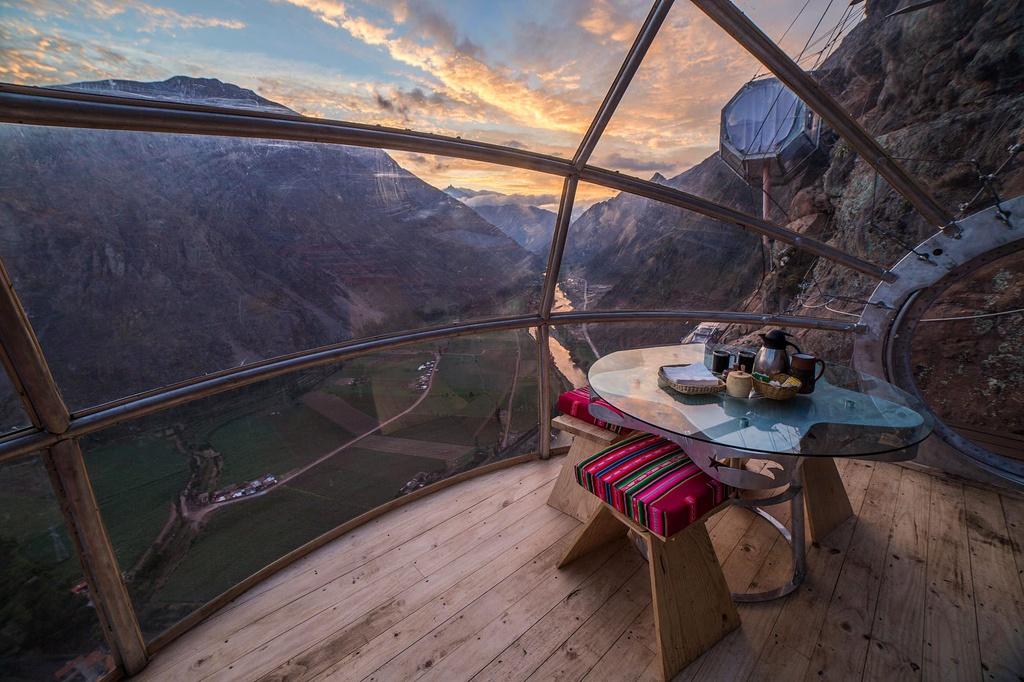 Skylodge Adventure Suites (Peru): Nằm lơ lửng trên vách núi ở thung lũng Urumbamba, Skyloge là khách sạn xây dựng theo mô hình buồng kén độc đáo. Thiết kế của từng căn phòng cho phép du khách ngắm trọn vẹn khung cảnh thiên nhiên từ trên cao. Bạn sẽ buộc phải đi theo đường mòn hoặc leo lên độ cao 400 m thông qua tuyến đường Via Ferrata nếu muốn tới khám phá.