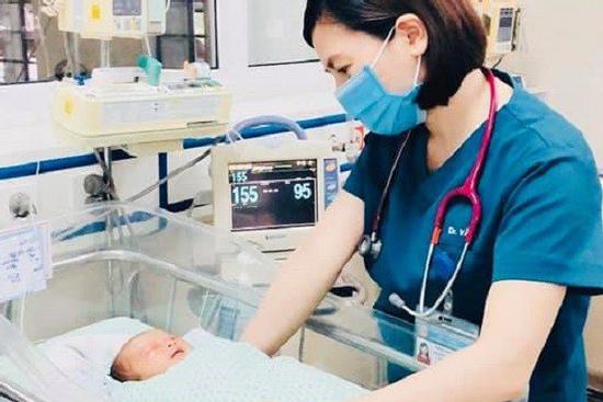 Tin mới nhất về sức khỏe bé trai bị mẹ bỏ dưới hố ga: Vẫn nặng, phải thở máy