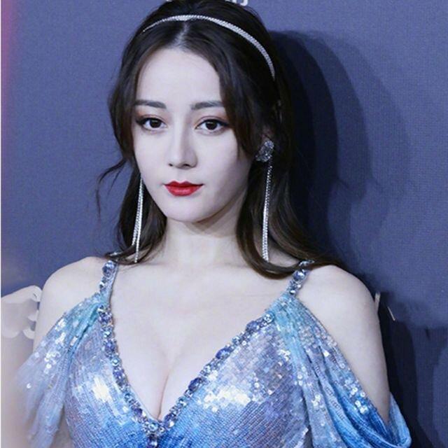 Son Ye Jin, Dương Mịch, Địch Lệ Nhiệt Ba nghiện đeo bông tai khủng nổi bần bật-6