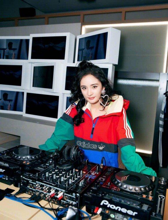 Son Ye Jin, Dương Mịch, Địch Lệ Nhiệt Ba nghiện đeo bông tai khủng nổi bần bật-3