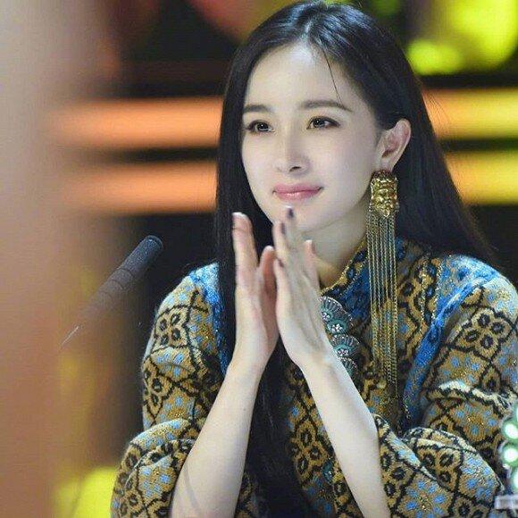 Son Ye Jin, Dương Mịch, Địch Lệ Nhiệt Ba nghiện đeo bông tai khủng nổi bần bật-1