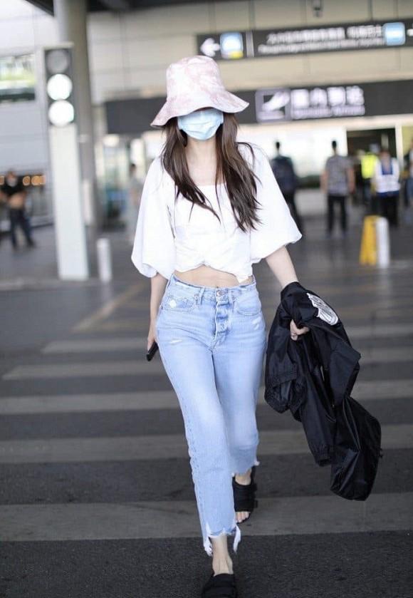 Angelababy vô tình để lộ vết rạn da ở vùng bụng khi diện áo crop top khoe eo thon-1
