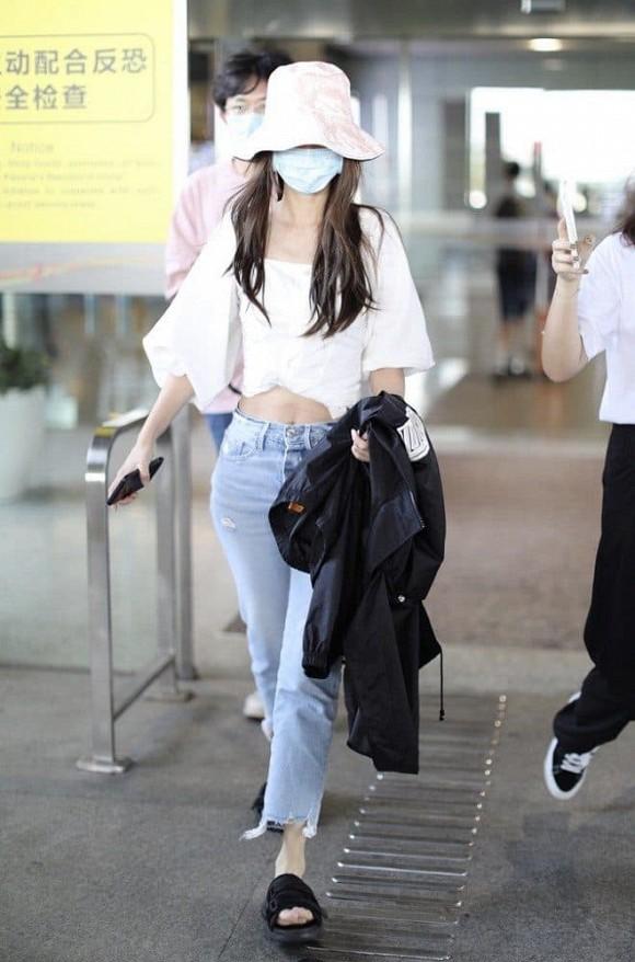 Angelababy vô tình để lộ vết rạn da ở vùng bụng khi diện áo crop top khoe eo thon-2