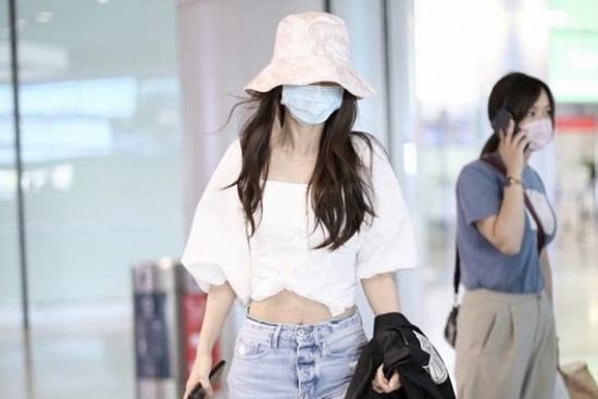 Angelababy vô tình để lộ vết rạn da ở vùng bụng khi diện áo crop top khoe eo thon