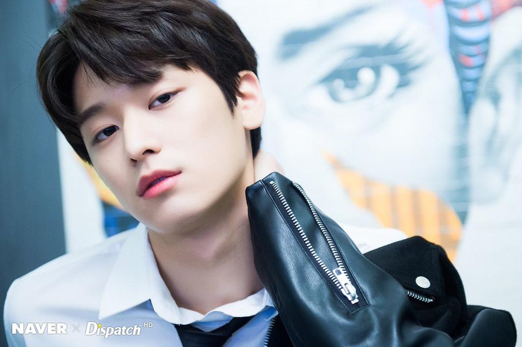 Ju Yeon (The Boyz): Thành viên sinh năm 1998 – Ju Yeon cũng nằm trong bộ 3 “tam giác visual” nổi tiếng Knet. Nam idol gây ấn tượng với vẻ ngoài nam tính và thần thái phù hợp với mọi concept của nhóm. Không chỉ sở hữu thế mạnh ngoại hình, anh còn có khả năng vũ đạo vượt trội. Ju Yeon hiện đảm nhận vai trò vũ công chính kiêm giọng hát trong nhóm.